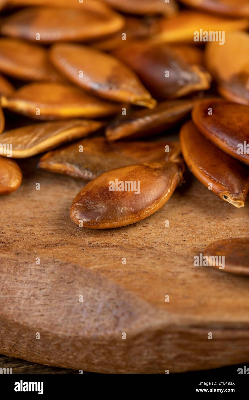 graines de citrouille frites en gros plan, graines de citrouille trop cuites ou brûlées sur la table Banque D'Images