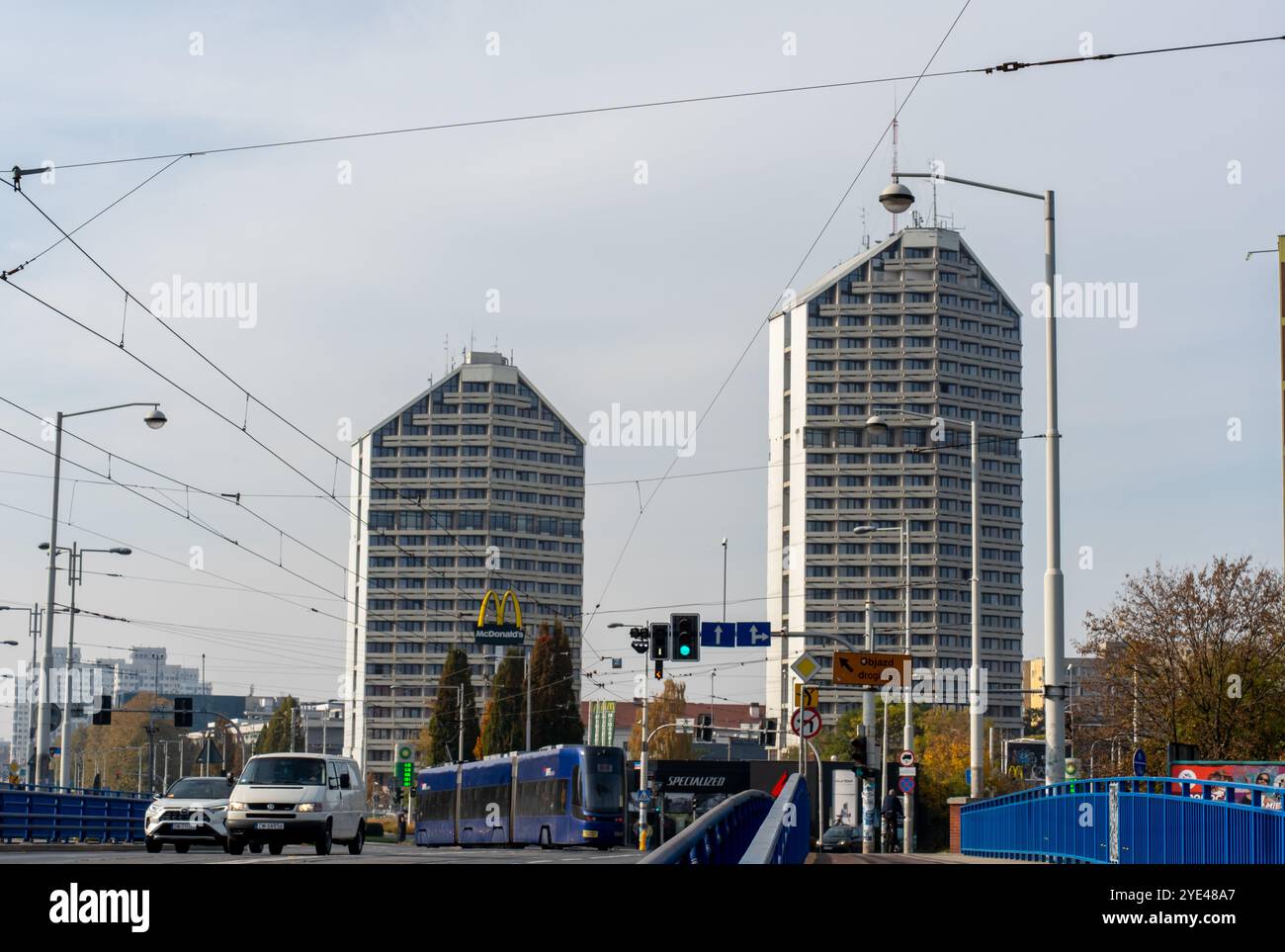 27.10.2024 Wroclaw, Pologne. Paysage urbain avec deux gratte-ciel et circulation sur une journée bien remplie. Concept d'architecture moderne, transports en commun a Banque D'Images