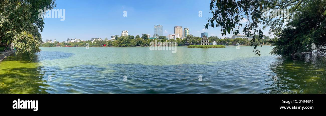 Hanoi, Vietnam : vue panoramique sur la ligne d'horizon avec Turtle Tower (Thap Rua), une petite tour construite en 1886 au milieu du lac de l'épée (lac Hoan Kiem) Banque D'Images