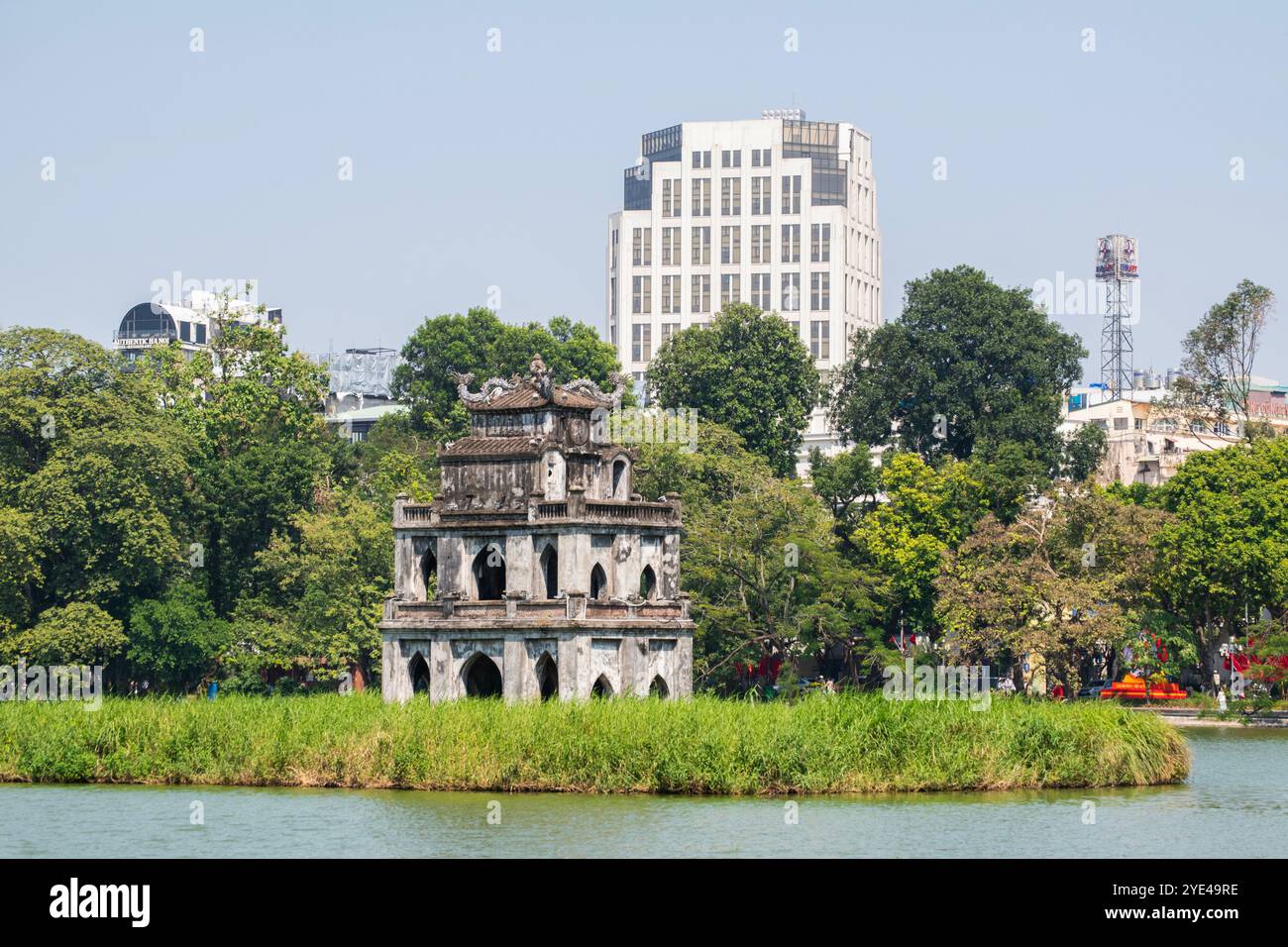 Hanoi, Vietnam : vue de la Tour de la tortue (Thap Rua), une petite tour construite en 1886 au milieu du lac de l'épée (lac Hoan Kiem), dédiée au héros le Loi Banque D'Images