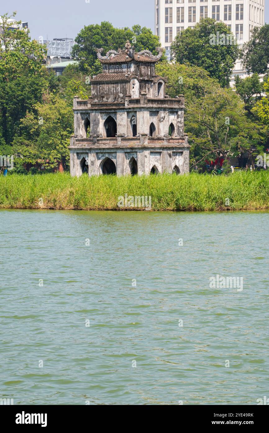 Hanoi, Vietnam : vue de la Tour de la tortue (Thap Rua), une petite tour construite en 1886 au milieu du lac de l'épée (lac Hoan Kiem), dédiée au héros le Loi Banque D'Images