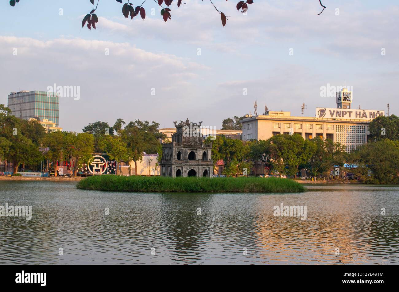 Hanoi, Vietnam : vue de la Tour de la tortue (Thap Rua), une petite tour construite en 1886 au milieu du lac de l'épée (lac Hoan Kiem), dédiée au héros le Loi Banque D'Images
