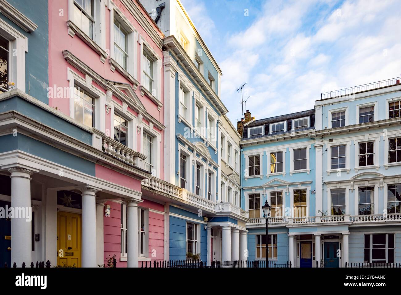 Maisons mitoyennes colorées à l'italienne sur Chalcot Square à Primrose Hill, Londres. Banque D'Images