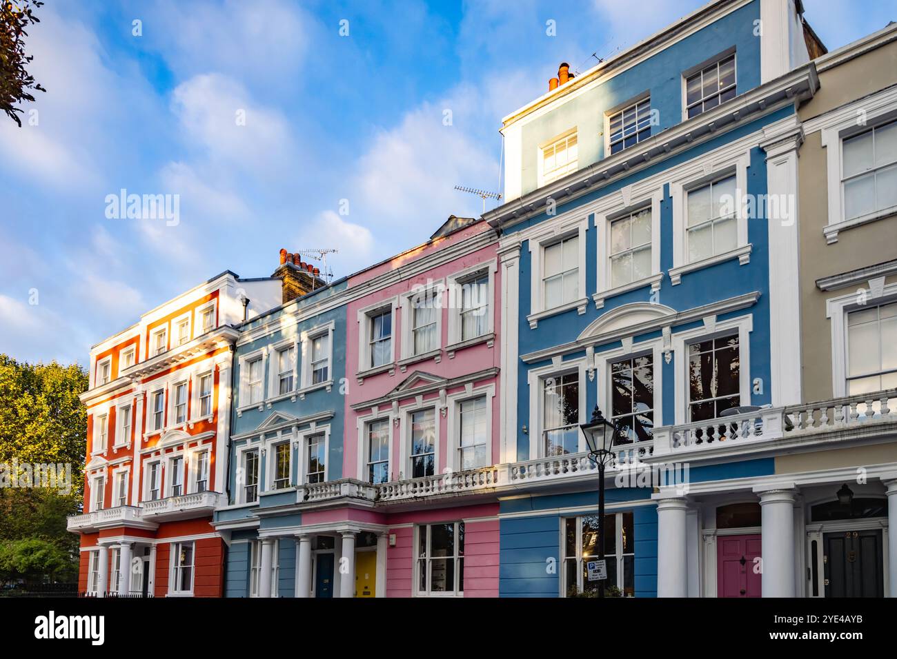 Maisons mitoyennes colorées à l'italienne sur Chalcot Square à Primrose Hill, Londres. Banque D'Images