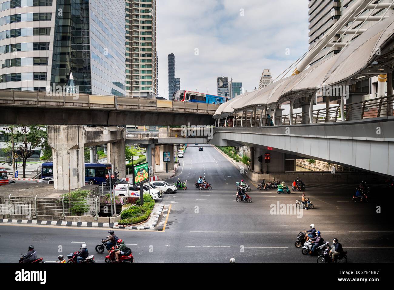 Vue de la station de train aérien Chong Nonsi Bangkok. N. Sathon Rd. Rencontre Naradhiwas Rajanagarinda Rd. C'est le quartier des affaires de Bangkok. Banque D'Images