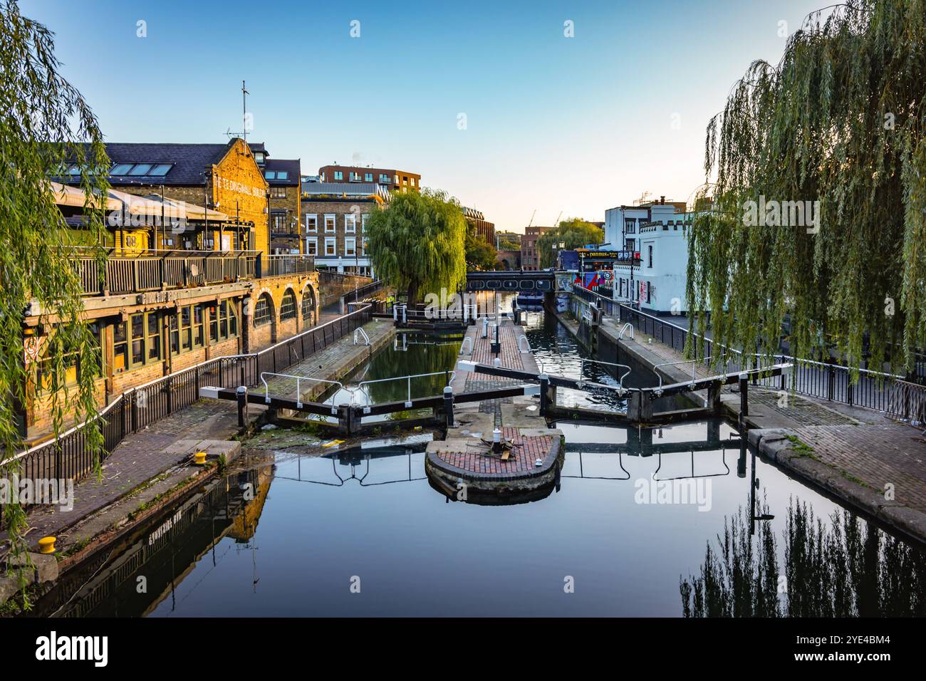 Camden Lock est une écluse jumelle sur le Regent's canal à Camden Town, Londres, Angleterre. Banque D'Images