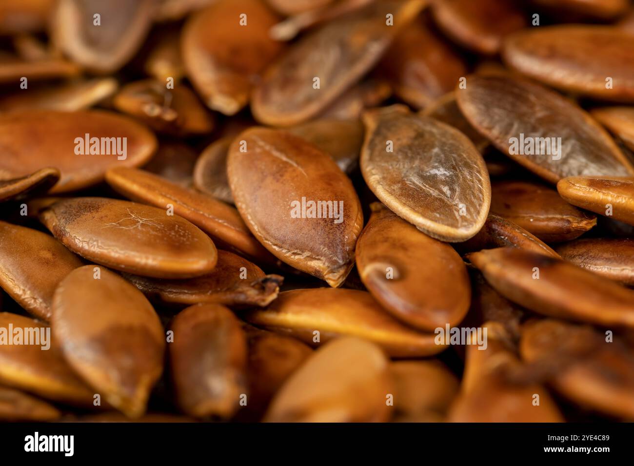 graines de citrouille frites en gros plan, graines de citrouille trop cuites sur la table Banque D'Images