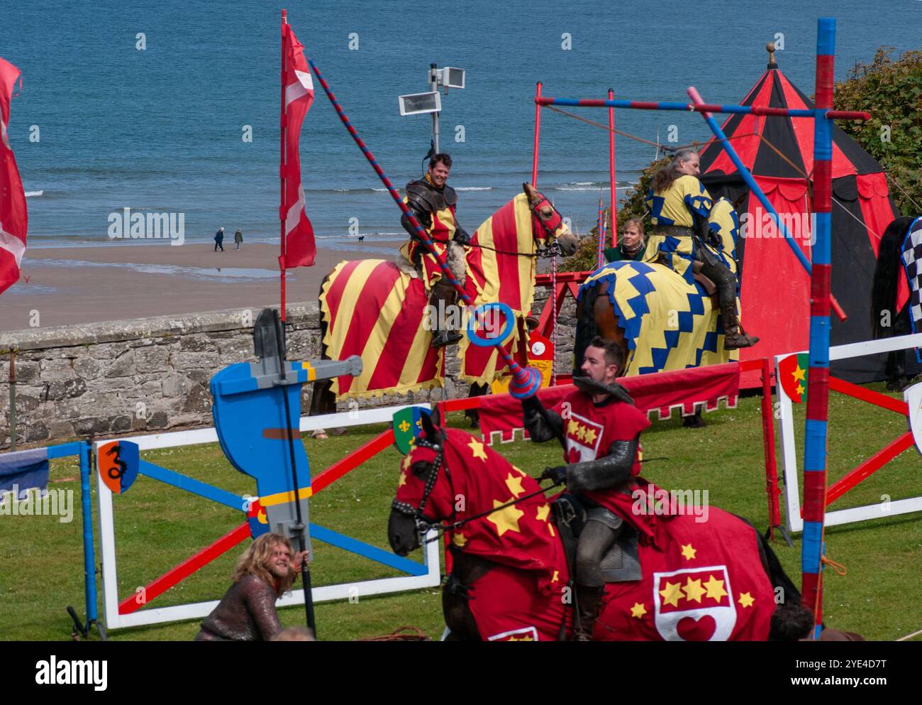 Joute des chevaliers de reconstitution à cheval Bamburgh Castle Northumberland Angleterre Banque D'Images