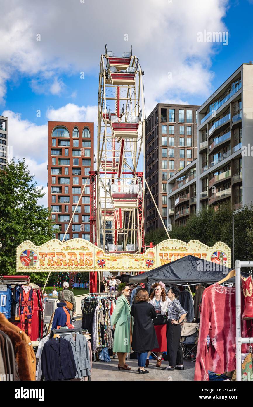 Bavardant à la vente de bottes de voiture classique, Granary Square, King's Cross, Londres, Royaume-Uni Banque D'Images