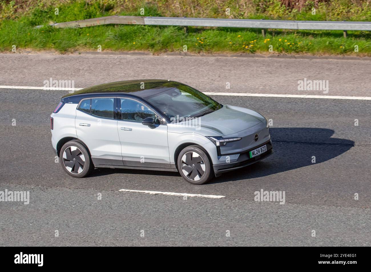 2024 Blanc Volvo EX30 plus, performance électrique Twin Motor ; voyage sur l'autoroute M6, Manchester, Royaume-Uni Banque D'Images