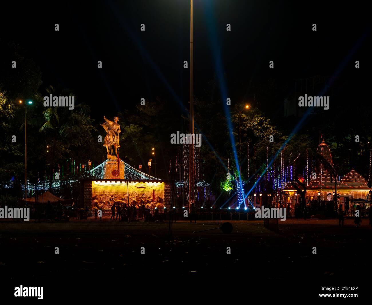 MUMBAI, INDE - 11 novembre 2021 : Statue de Chhatrapati Shivaji Maharaj, le fondateur de l'Empire Maratha, magnifiquement décorée avec des lumières colorées Banque D'Images