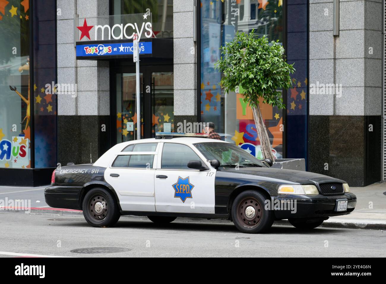 SFPD police Ford Crown Victoria 117 garé dans la ville. Banque D'Images