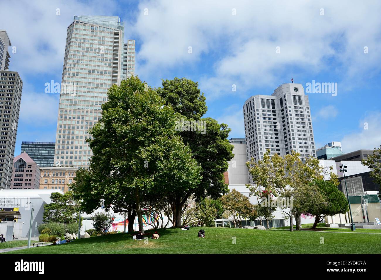 Esplanade, jardins de Yerba Buena avec des bâtiments derrière. Banque D'Images