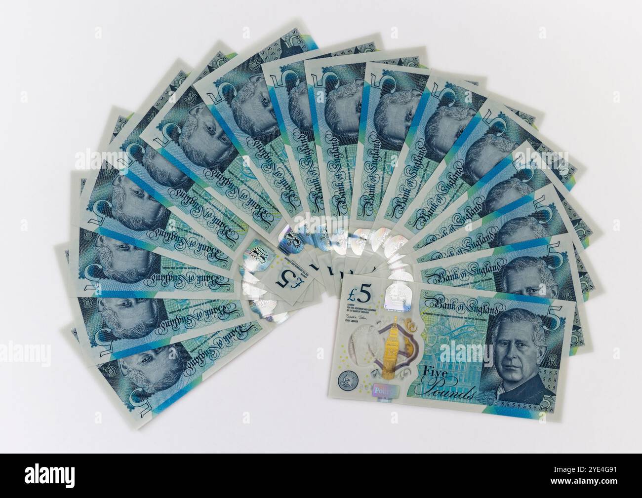 Fan de King Charles 111 cinq livres de notes sur fond blanc. Banque D'Images