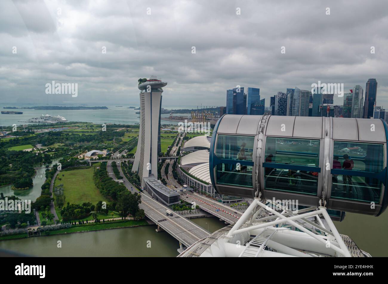 Vue sur le luxueux Marina Bay Sands depuis Singapore Flyer à Bayfront Ave, Marina Bay, Singapour. Banque D'Images