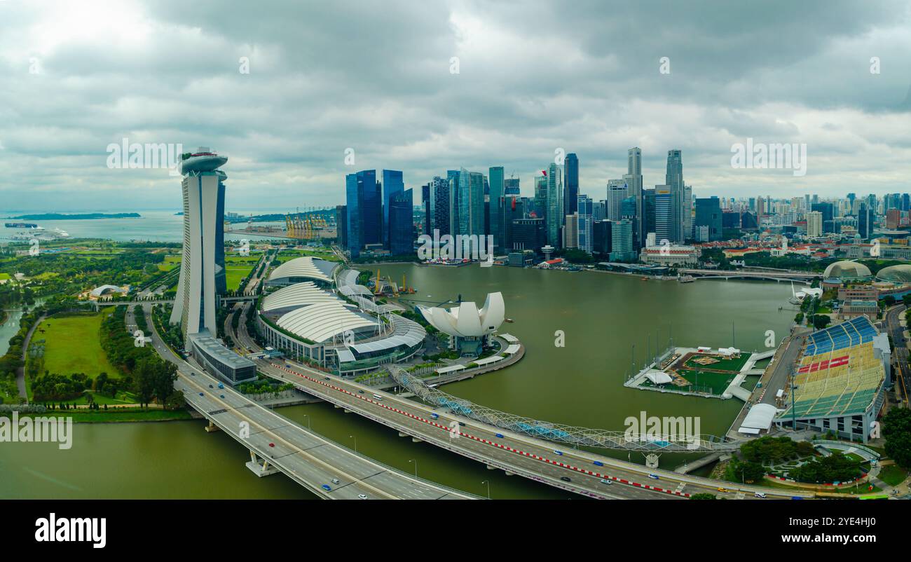 Vue sur le luxueux Marina Bay Sands et les gratte-ciel de Singapour depuis Bayfront Ave, Marina Bay, Singapour. Banque D'Images