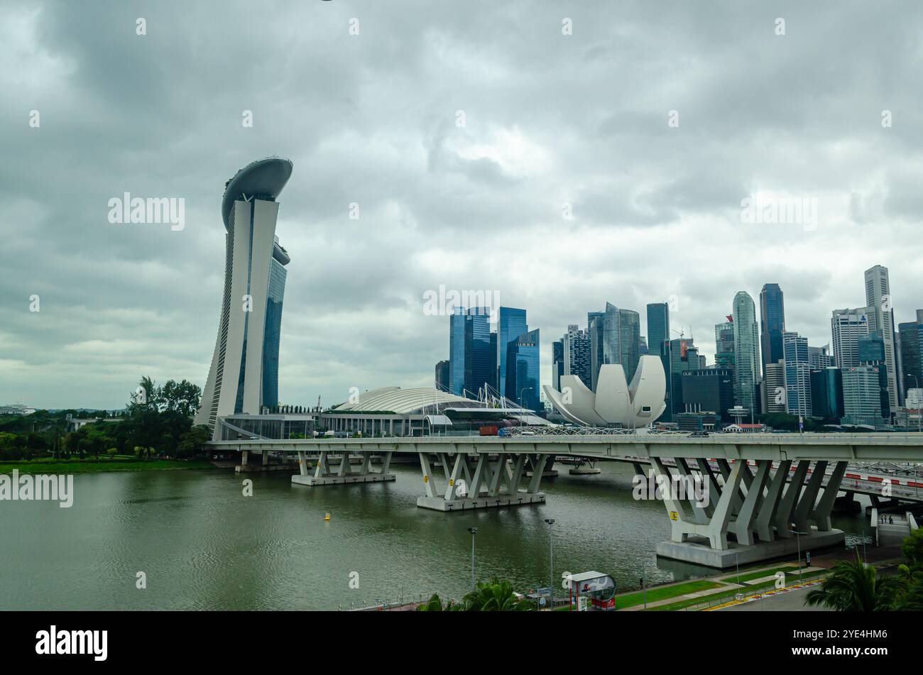 Vue sur le luxueux Marina Bay Sands depuis Bayfront Ave, Marina Bay, Singapour. Banque D'Images