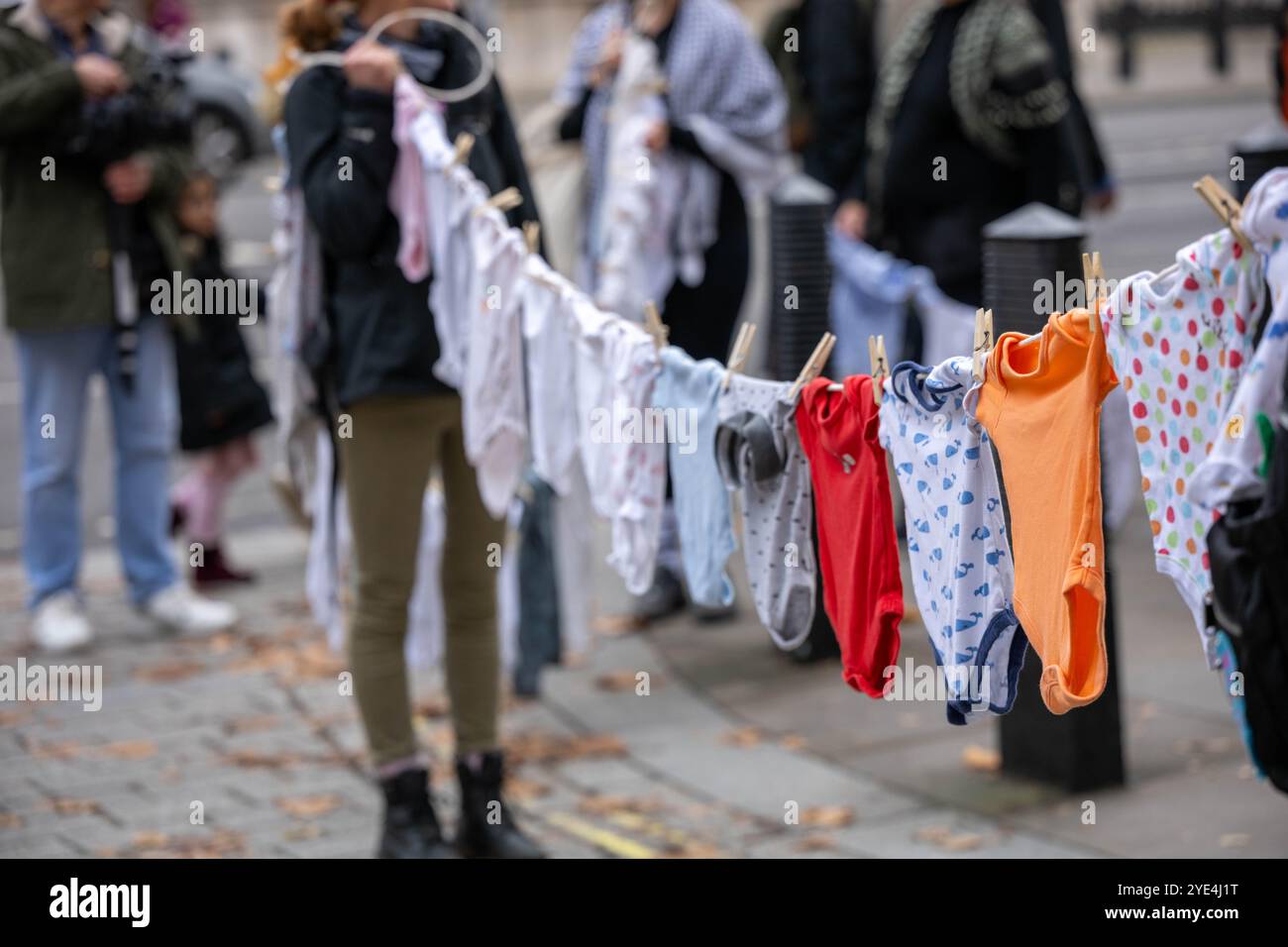 Londres, Royaume-Uni. 29 octobre 2024. marche pro Palestine à Westminster pour protester contre le meurtre présumé d'enfants à Gaza. Les manifestants avaient des cordes avec des vêtements de bébé attachés. Crédit : Ian Davidson/Alamy Live News Banque D'Images