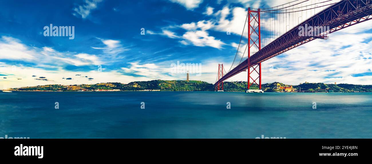 L'architecture portugaise et landmark.Lieux d'intérêt à Lisbonne, Portugal. Bridge du 25 avril et au coucher du soleil Banque D'Images