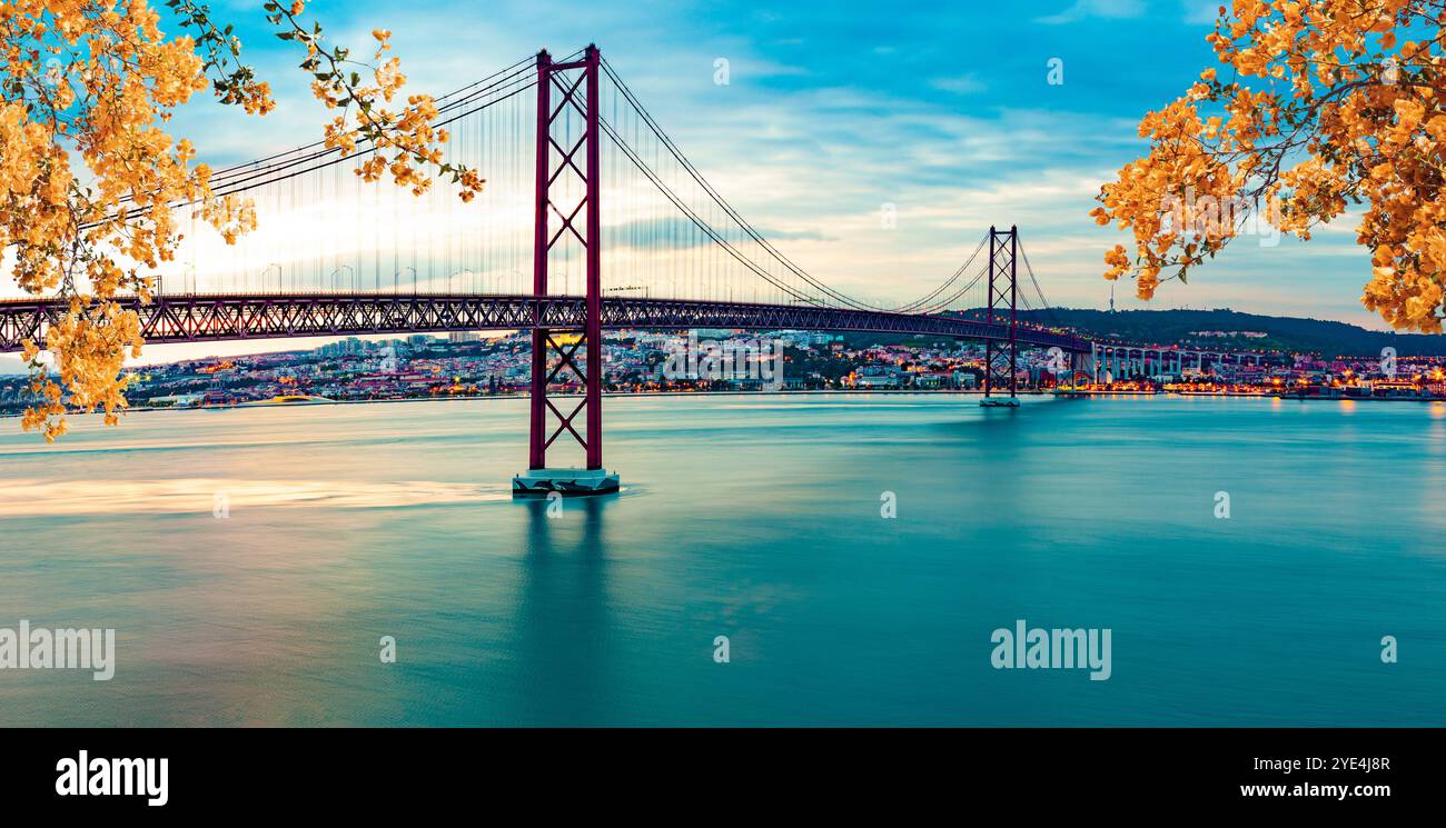 L'architecture portugaise et landmark.Lieux d'intérêt à Lisbonne, Portugal. Bridge du 25 avril et au coucher du soleil Banque D'Images