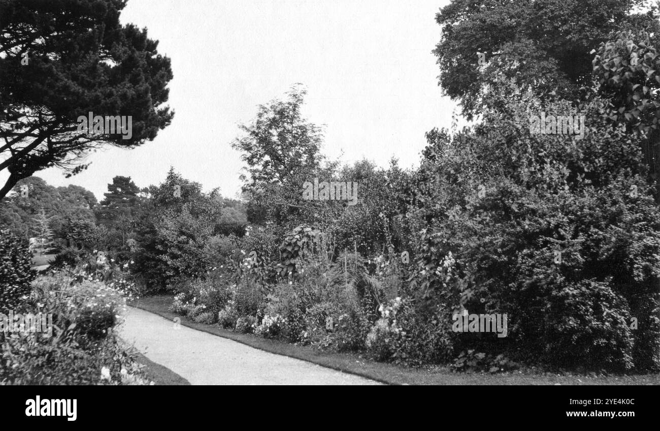 West Sussex, Angleterre. c.1913 – Une vue sur les jardins magnifiquement entretenus dans le domaine de Ferring Grange, situé à Ferring, un village côtier de West Sussex. Ce domaine était la maison d'Edwin Henty, J. P, D.L., F.S.A. (1844-1916), qui avait servi comme haut shérif du Sussex. En 1924, la maison a été convertie en un hôtel à la mode, visité par de nombreuses célébrités dont Edward, le prince de Galles (plus tard connu sous le nom de duc de Windsor). La maison a été détruite par un incendie en octobre 1946. Banque D'Images