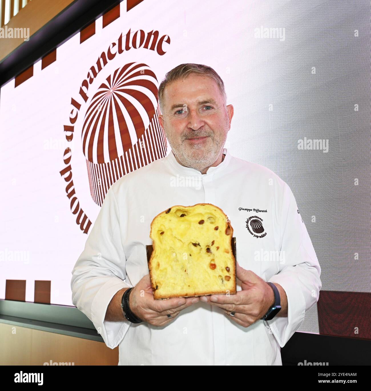 Milan, Italie COUPE DU MONDE PANETTONE 2024 présentation à la presse de l'événement qui du 8 au 10 novembre 2024, au Palazzo Castiglioni à Milan, trois jours ouverts au public, y compris des événements, des présentations et des ateliers, avec la possibilité de déguster le meilleur panettoni dans le monde. Sur la photo : Giuseppe Piffaretti maître pâtissier et créateur d'événements Banque D'Images