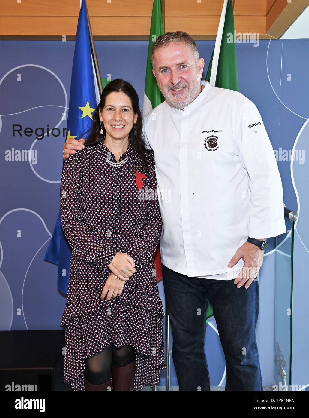 Milan, Italie COUPE DU MONDE PANETTONE 2024 présentation presse de l'événement qui du 8 au 10 novembre 2024, au Palazzo Castiglioni à Milan, trois jours ouverts au public avec des événements, des présentations et des ateliers, avec la possibilité de déguster le meilleur panettoni dans le monde. Sur la photo : Giuseppe Piffaretti maître pâtissier et créateur d'événements, Ana Teresa Lecaros Consul général du Pérou en Italie Banque D'Images