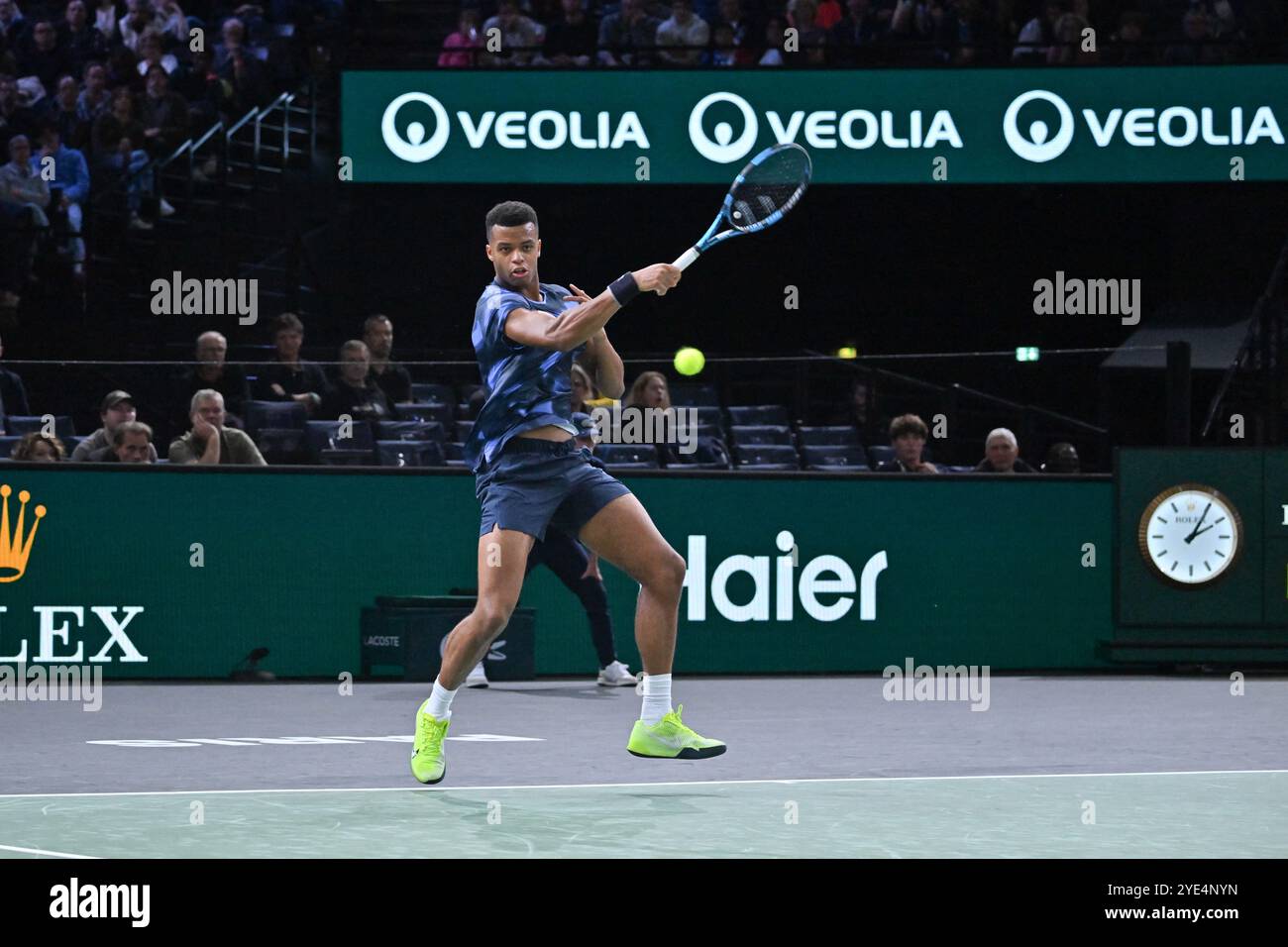 Paris, France. 29 octobre 2024. Le joueur de tennis français Giovanni Mpetshi Perricard gagne face à Frances Tiafoe des USA classée 17e au monde (6-7 [5], 7-6 [4], 6-3) lors du premier tour du Rolex Paris Masters à Bercy le 29 octobre 2024. Photo de Tomas Stevens/ABACAPRESS. COM Credit : Abaca Press/Alamy Live News Banque D'Images