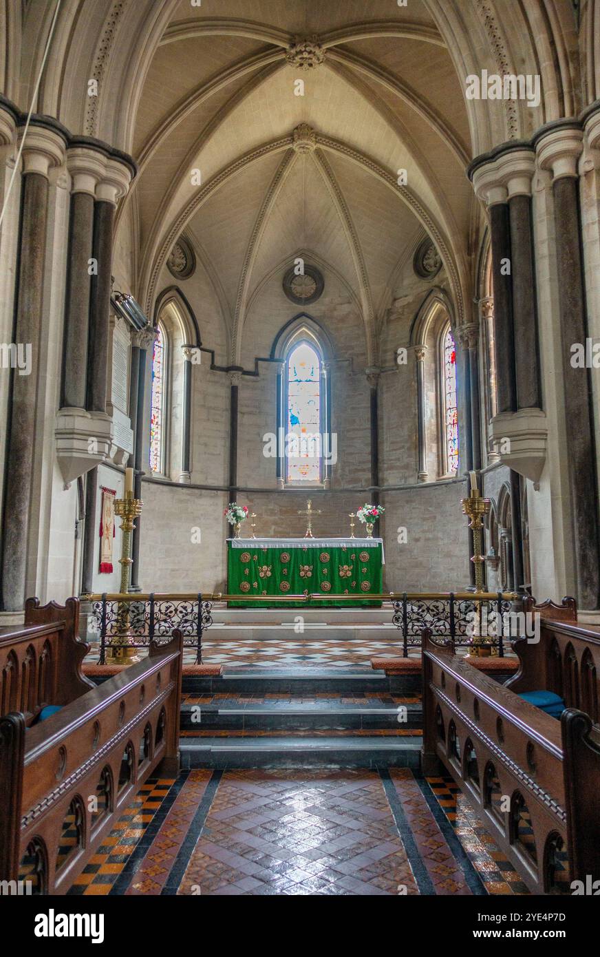 L'autel et l'intérieur de l'église St James à Kingston sur l'île de Purbeck dans le Dorset, Angleterre, Royaume-Uni Banque D'Images