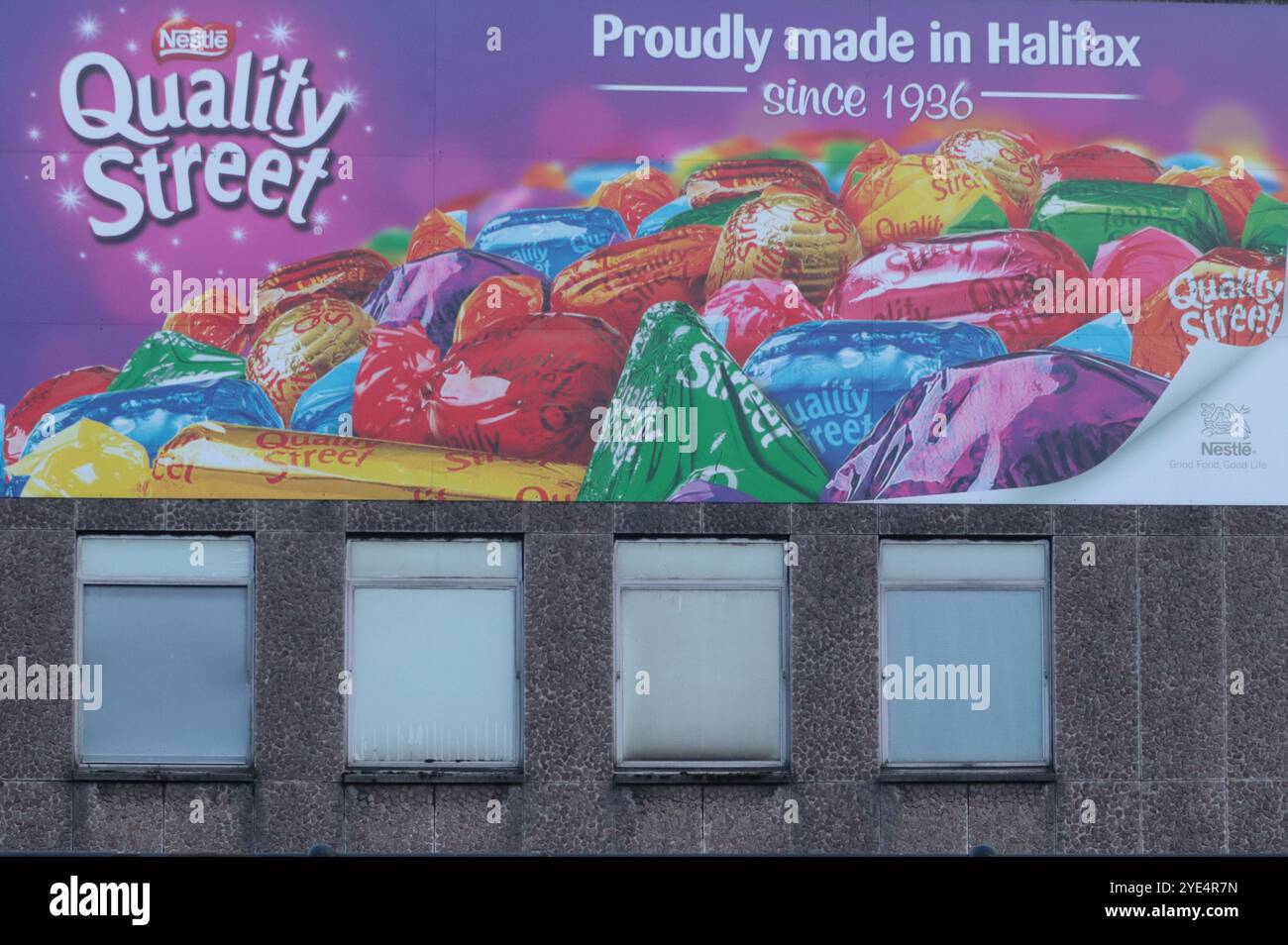 Halifax, Yorkshire, Angleterre Royaume-Uni 17 octobre 2024 publicité pour Quality Street Chocolates, attachée au côté de l'usine Nestlé à Halifax où les chocolats sont fabriqués. Nestlé ont plus de 2000 marques. Nestlé est présent dans 187 pays à travers le monde. Nestlé est un conglomérat de transformation des aliments et des boissons Ged Noonan/Alamyis Banque D'Images