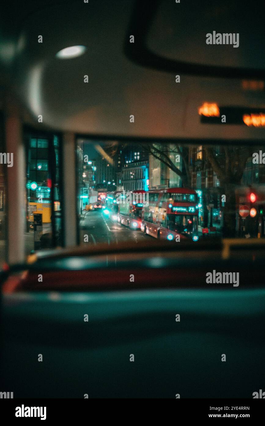 Vue depuis le deuxième étage du bus à impériale à Londres la nuit Banque D'Images