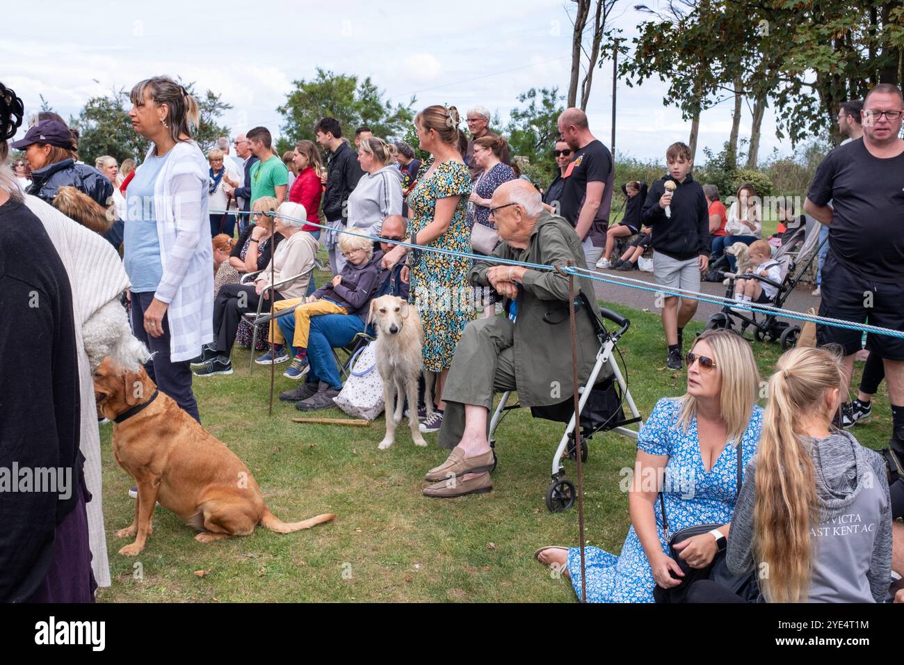 Exposition canine locale à Whitstable dans le Kent où les gens et les familles se rassemblent pour célébrer et montrer leurs chiens de compagnie. Banque D'Images