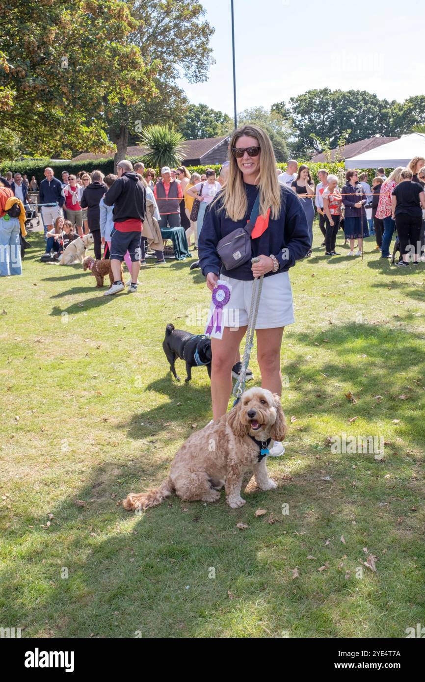 Exposition canine locale à Whitstable dans le Kent où les gens et les familles se rassemblent pour célébrer et montrer leurs chiens de compagnie. Banque D'Images
