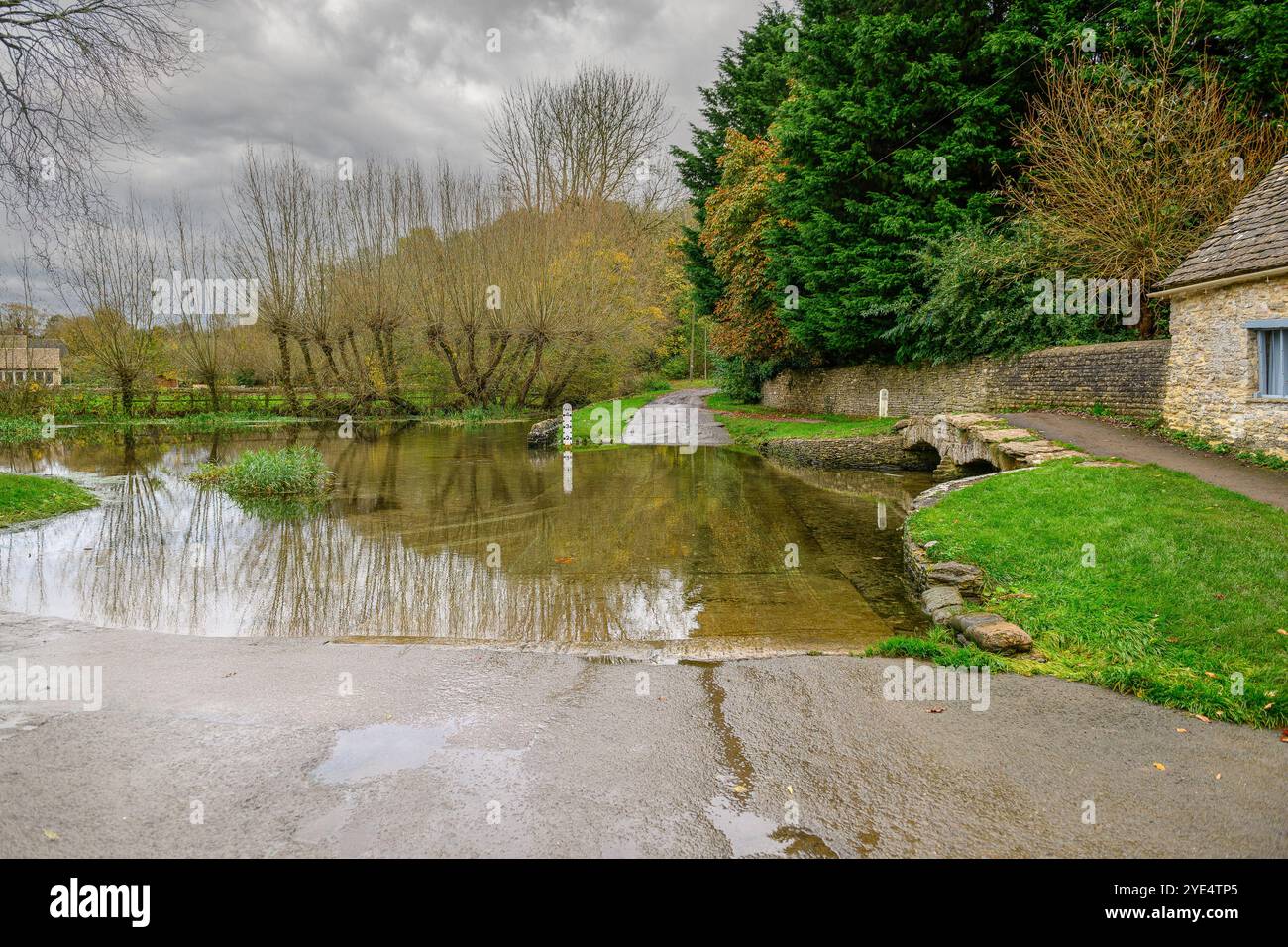 Shilton Village Ford dans l'Oxfordshire Banque D'Images