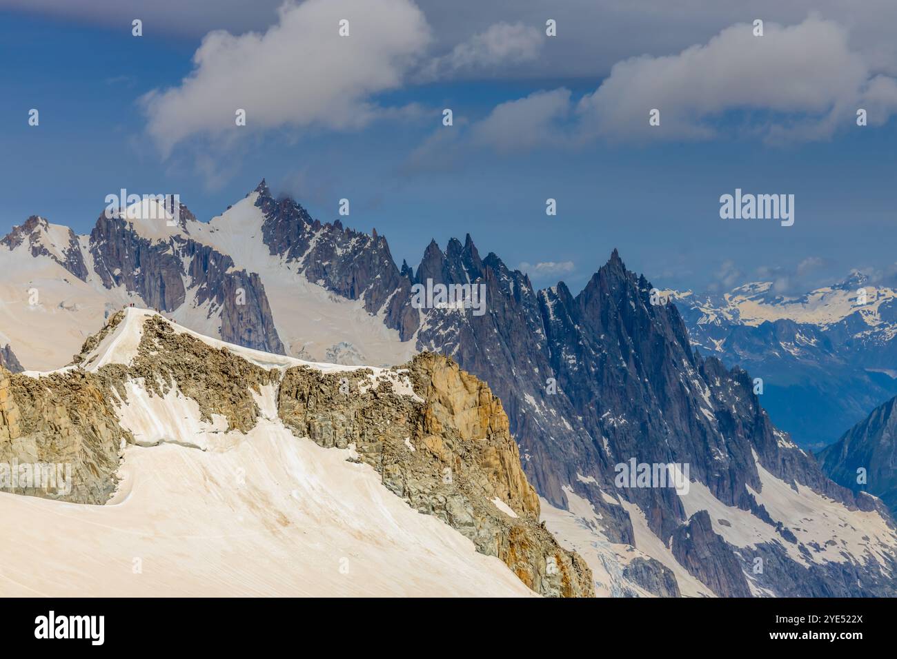 Montagnes enneigées et sommets rocheux des Alpes depuis la voie aérienne entre Chamonix et Courmayeur en Italie et en France Alpes. Dent du Gigante Banque D'Images
