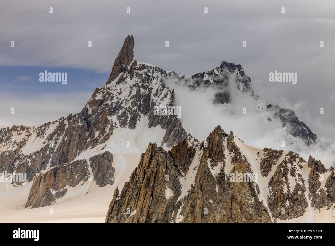Montagnes enneigées et sommets rocheux des Alpes depuis la voie aérienne entre Chamonix et Courmayeur en Italie et en France Alpes. Dent du Gigante Banque D'Images