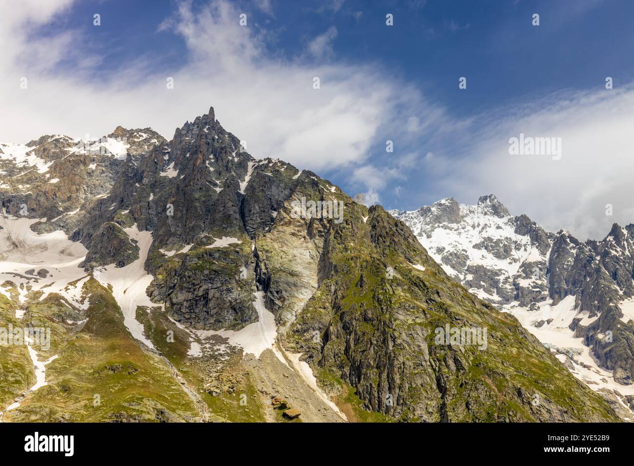Montagnes enneigées et sommets rocheux des Alpes depuis la voie aérienne entre Chamonix et Courmayeur en Italie et en France Alpes. Dent du Gigante Banque D'Images