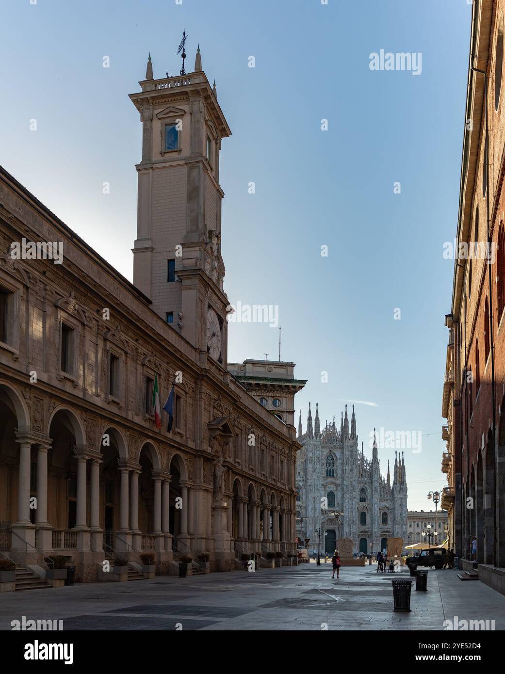 Une photo du palais Giureconsulti et du Duomo di Milano ou Cathédrale de Milan. Banque D'Images