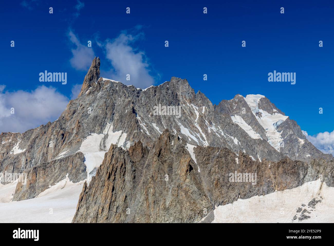 Montagnes enneigées et sommets rocheux des Alpes depuis la voie aérienne entre Chamonix et Courmayeur en Italie et en France Alpes. Dent du Gigante Banque D'Images