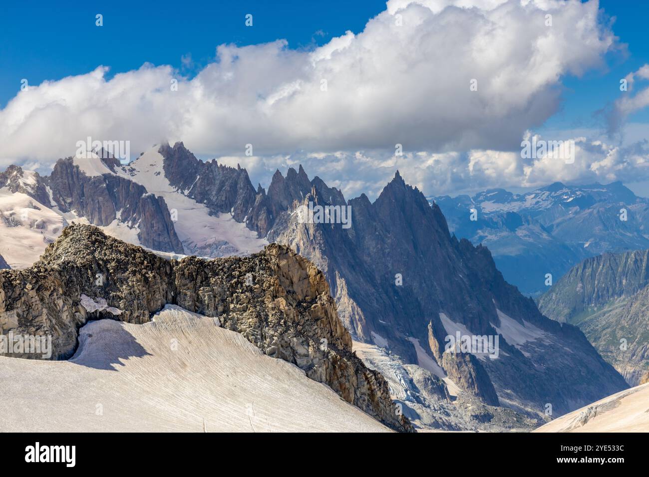 Montagnes enneigées et sommets rocheux des Alpes depuis la voie aérienne entre Chamonix et Courmayeur en Italie et en France Alpes. Dent du Gigante Banque D'Images