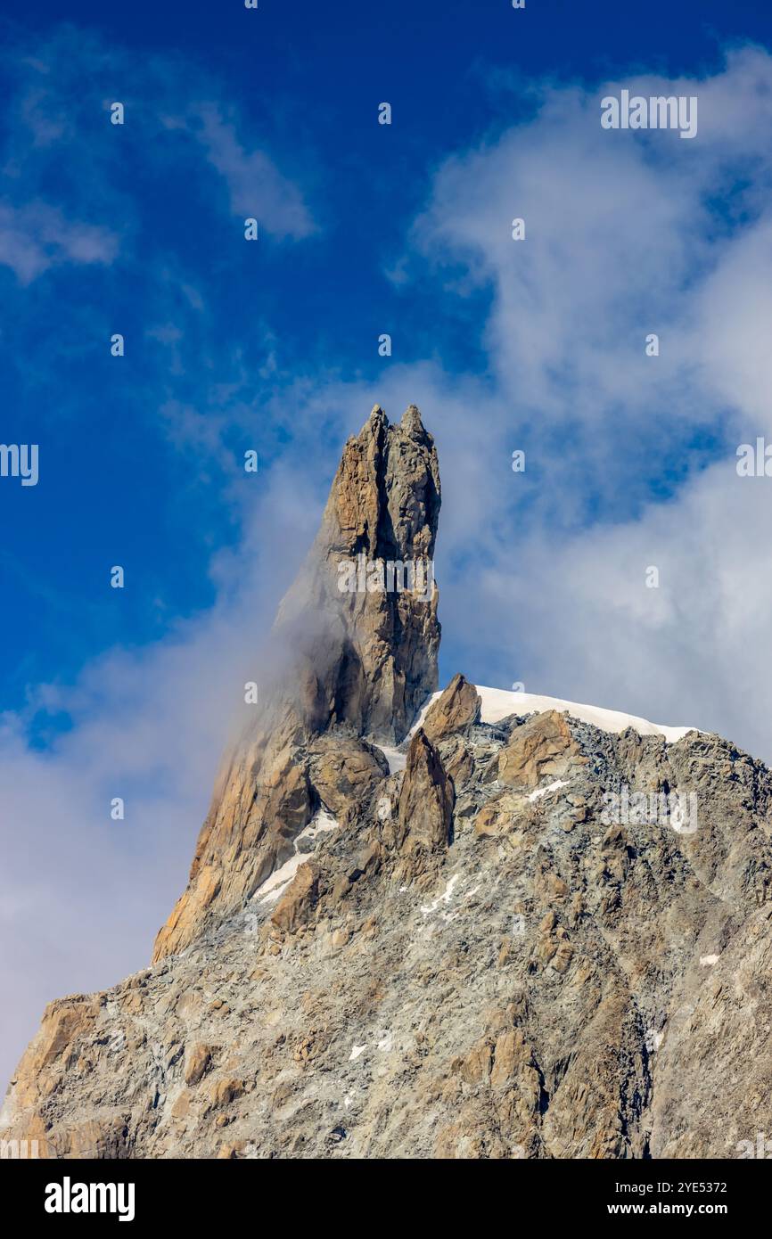Montagnes enneigées et sommets rocheux des Alpes depuis la voie aérienne entre Chamonix et Courmayeur en Italie et en France Alpes. Dent du Gigante Banque D'Images