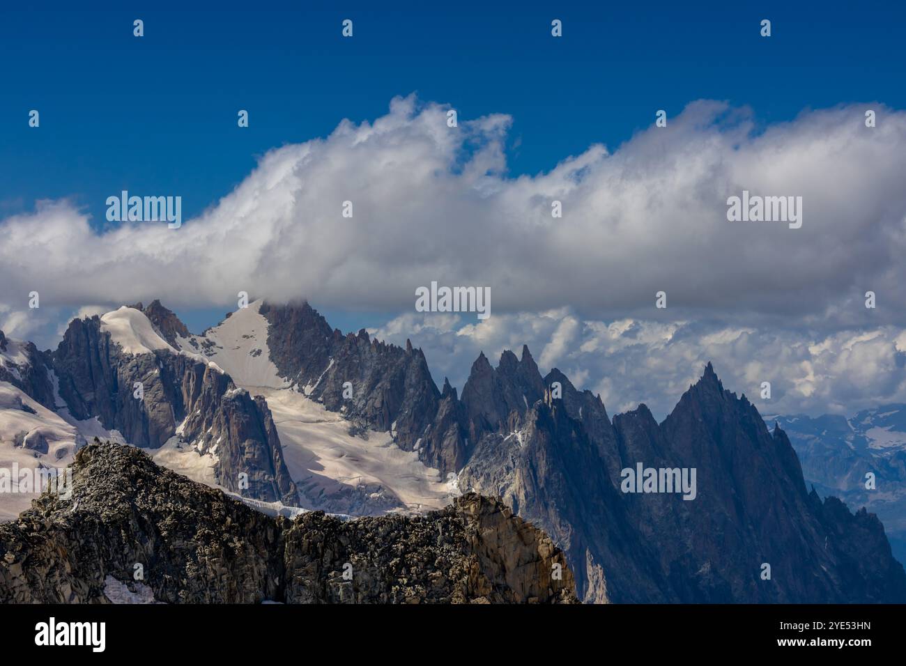Montagnes enneigées et sommets rocheux des Alpes depuis la voie aérienne entre Chamonix et Courmayeur en Italie et en France Alpes. Dent du Gigante Banque D'Images