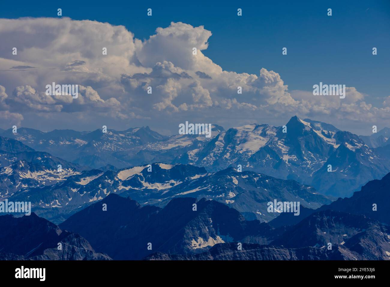 Montagnes enneigées et sommets rocheux des Alpes depuis la voie aérienne entre Chamonix et Courmayeur en Italie et en France Alpes. Dent du Gigante Banque D'Images