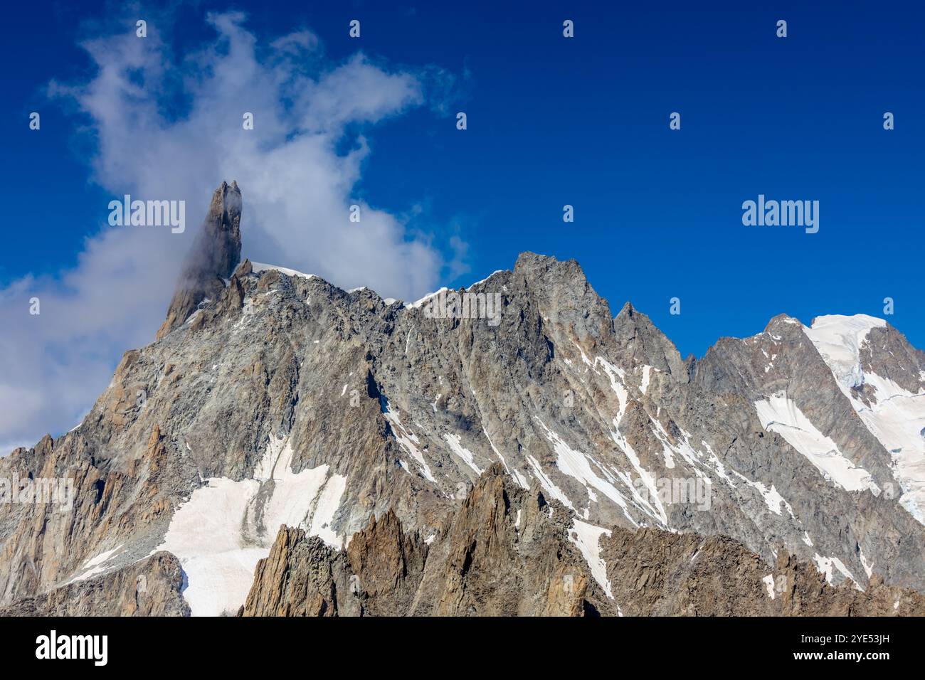 Montagnes enneigées et sommets rocheux des Alpes depuis la voie aérienne entre Chamonix et Courmayeur en Italie et en France Alpes. Dent du Gigante Banque D'Images