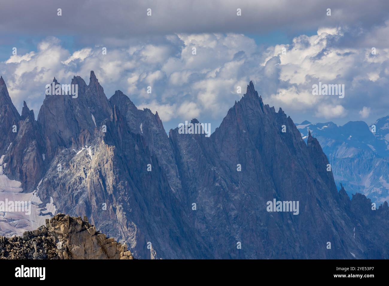 Montagnes enneigées et sommets rocheux des Alpes depuis la voie aérienne entre Chamonix et Courmayeur en Italie et en France Alpes. Dent du Gigante Banque D'Images