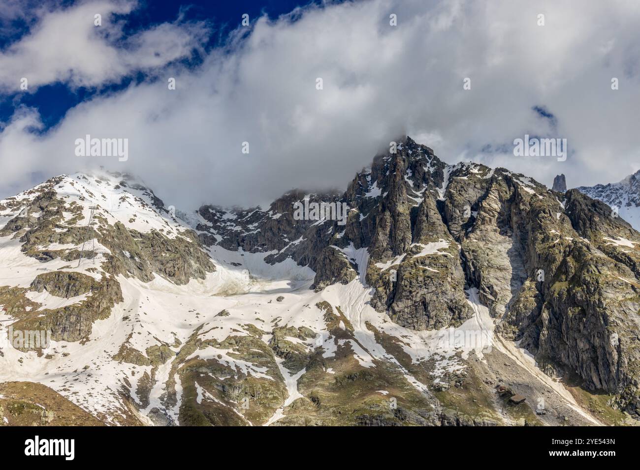 Montagnes enneigées et sommets rocheux des Alpes depuis la voie aérienne entre Chamonix et Courmayeur en Italie et en France Alpes. Dent du Gigante Banque D'Images