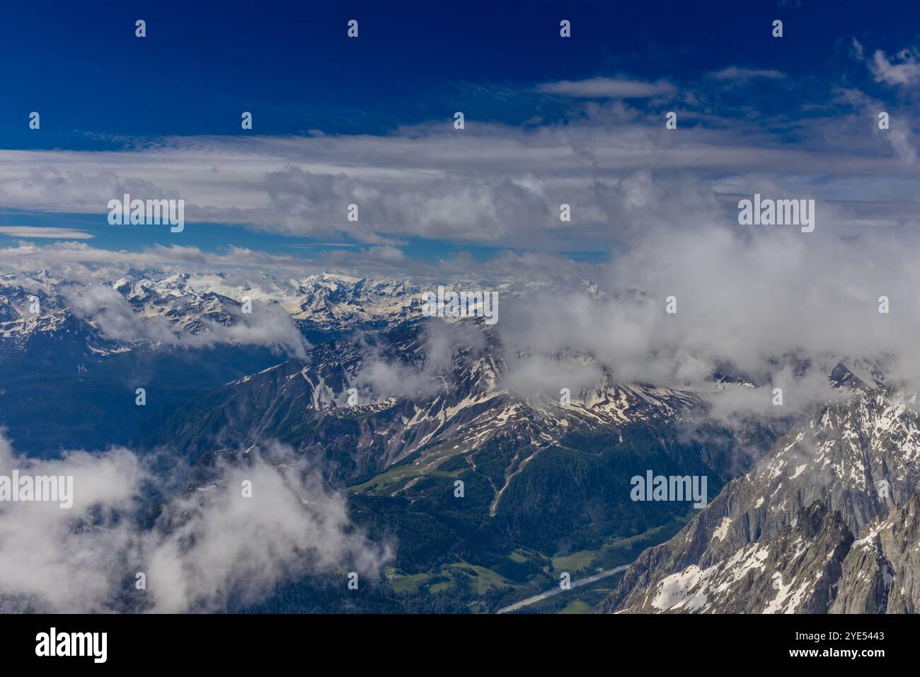 Montagnes enneigées et sommets rocheux des Alpes depuis la voie aérienne entre Chamonix et Courmayeur en Italie et en France Alpes. Dent du Gigante Banque D'Images