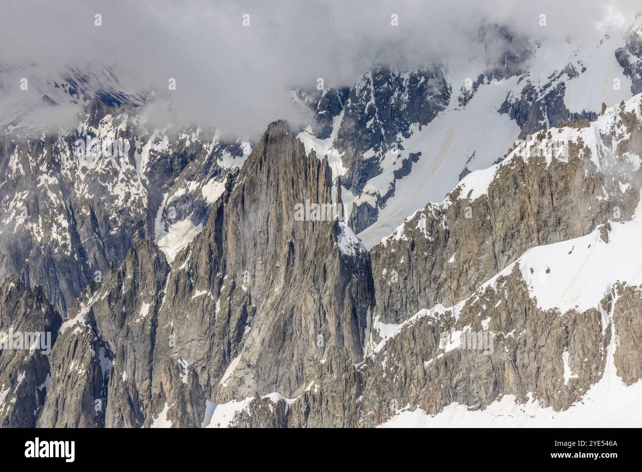 Montagnes enneigées et sommets rocheux des Alpes depuis la voie aérienne entre Chamonix et Courmayeur en Italie et en France Alpes. Dent du Gigante Banque D'Images
