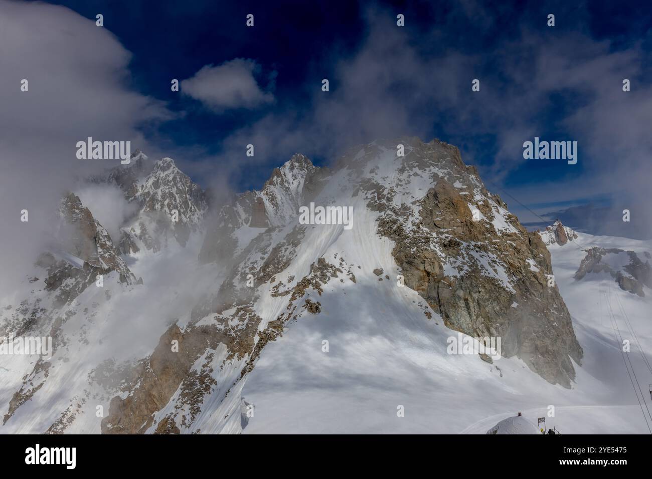 Montagnes enneigées et sommets rocheux des Alpes depuis la voie aérienne entre Chamonix et Courmayeur en Italie et en France Alpes. Dent du Gigante Banque D'Images