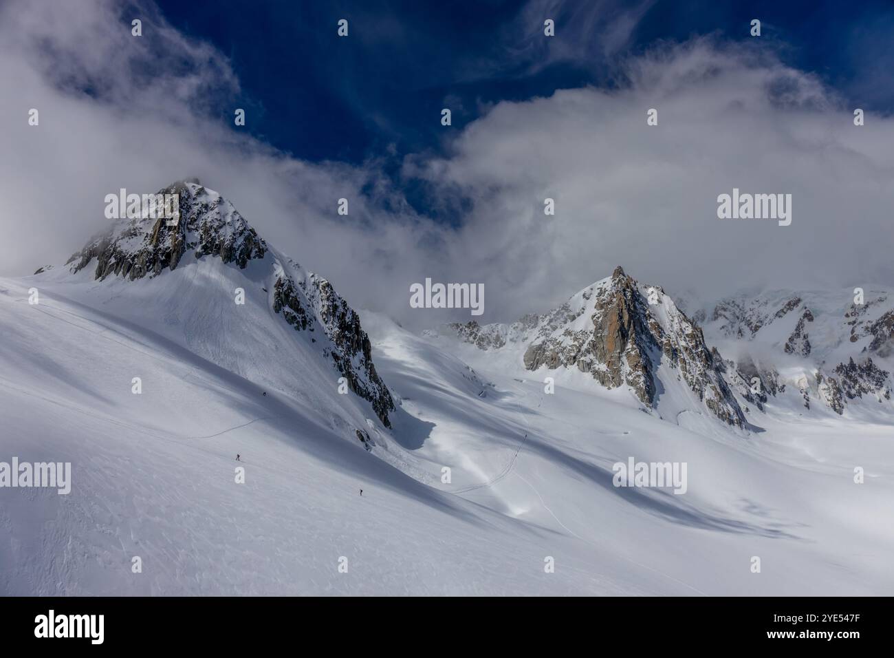 Montagnes enneigées et sommets rocheux des Alpes depuis la voie aérienne entre Chamonix et Courmayeur en Italie et en France Alpes. Dent du Gigante Banque D'Images